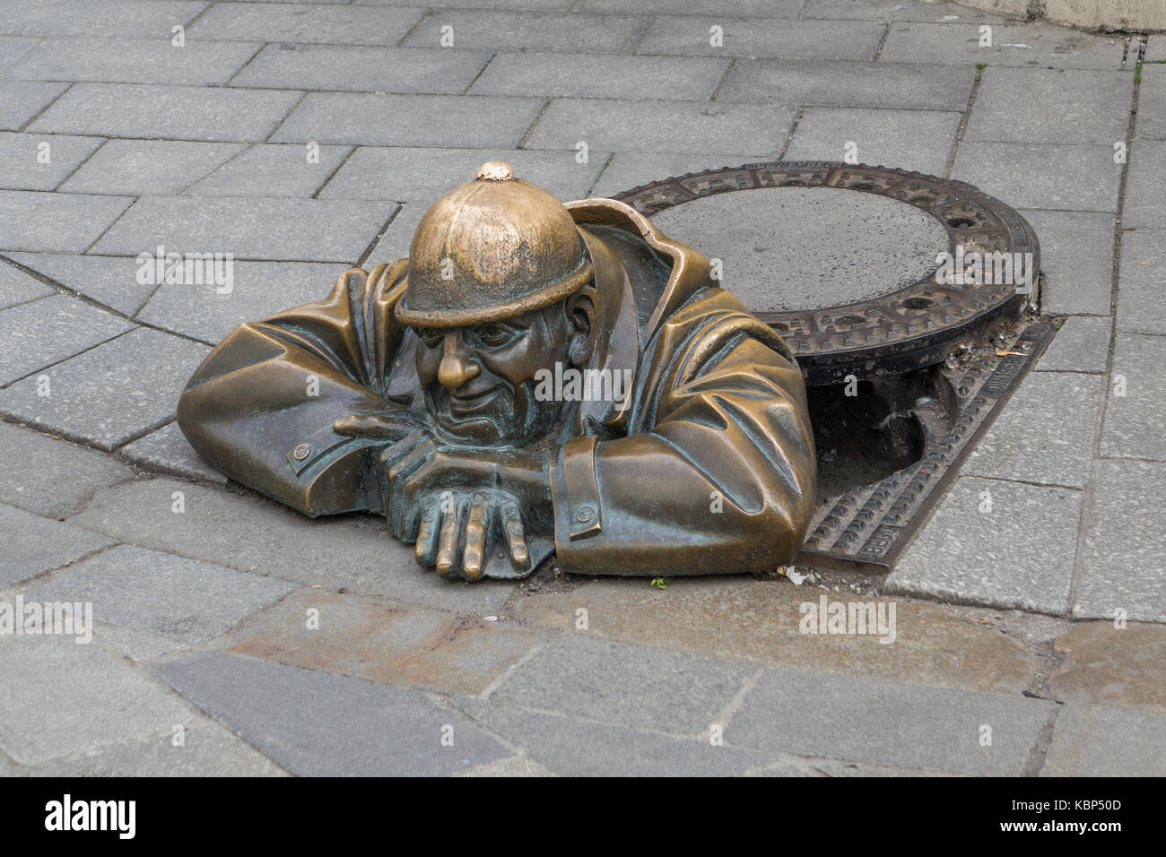 La Slovaquie, Bratislava, statue de l'homme sortant de trou d'homme de la rue Banque D'Images