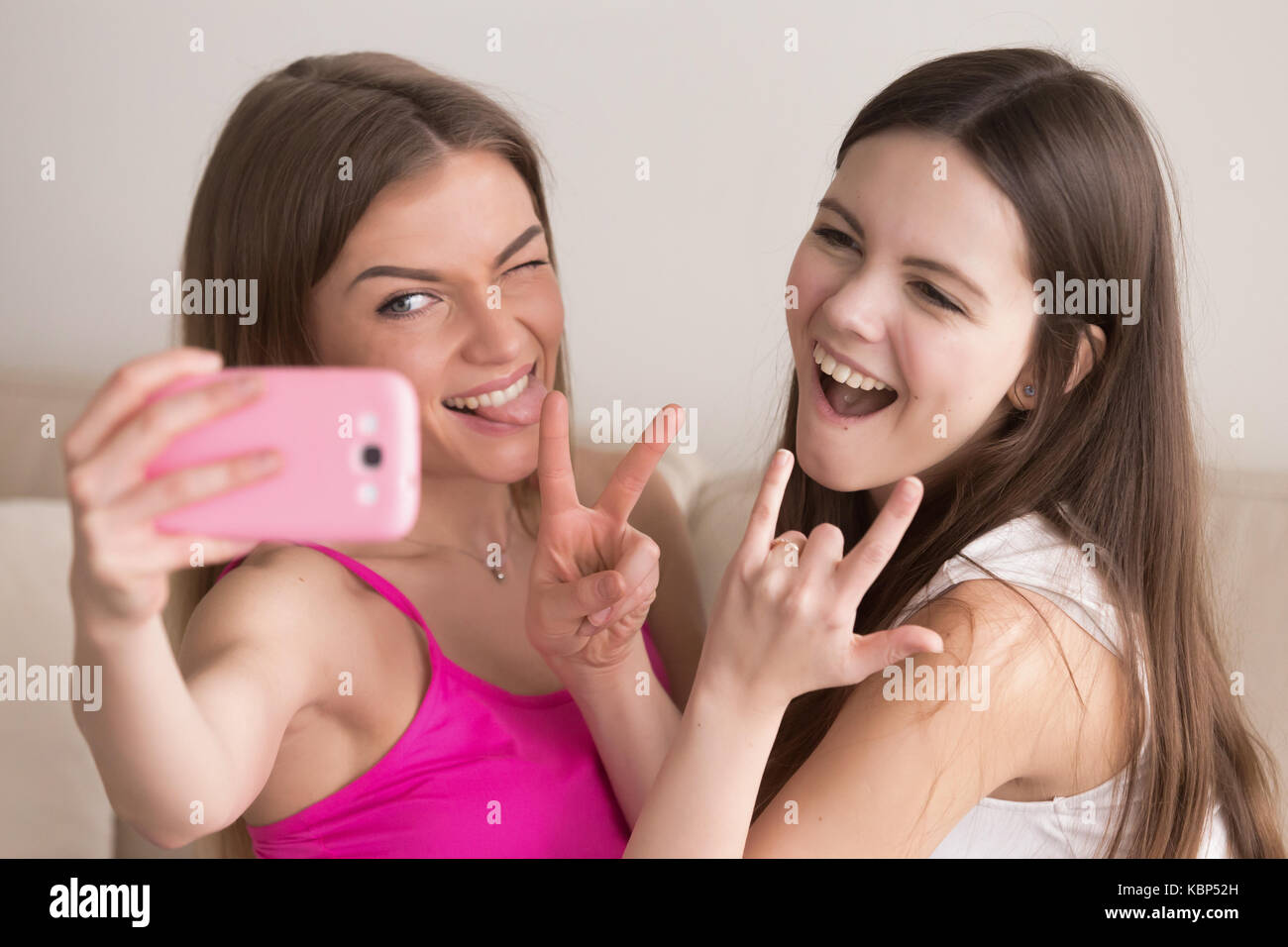 Deux jeunes copines heureux en tenant avec selfies smartphone. Banque D'Images