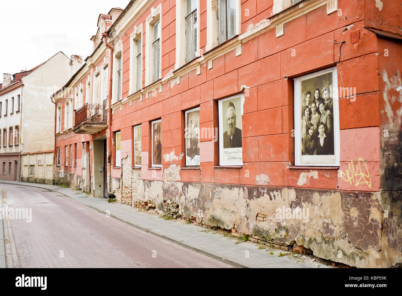 Vilnius, Lituanie - 15 septembre 2015 : photos découvert sur les ruines de Vilnius ghetto juif sont affichées dans des fenêtres d'un ancien ghetto house de cult Banque D'Images