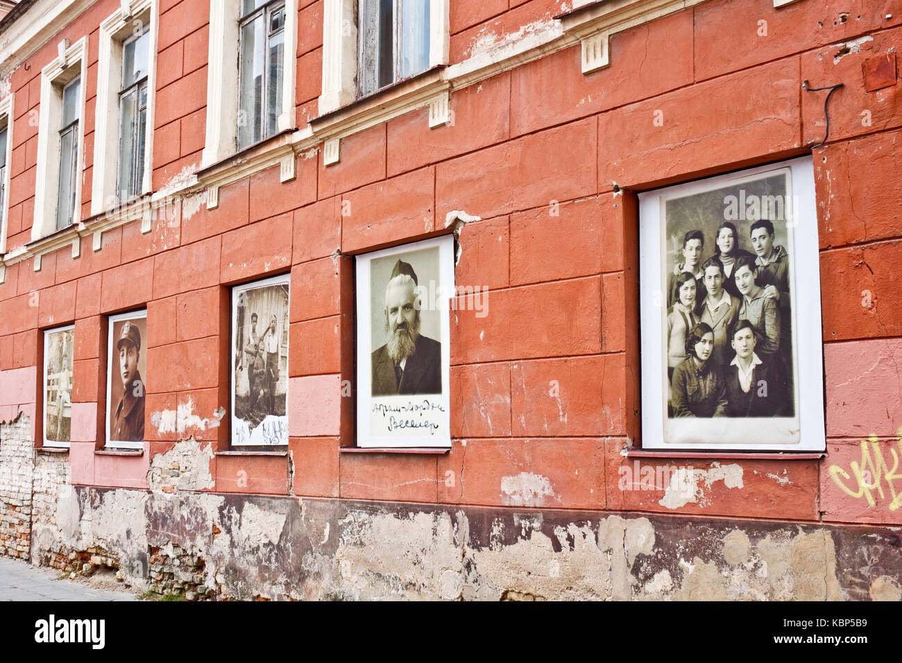 Vilnius, Lituanie - 15 septembre 2015 : photos découvert sur les ruines de Vilnius ghetto juif sont affichées dans des fenêtres d'un ancien ghetto house de cult Banque D'Images Vilnius, Lituanie - 15 septembre 2015 : photos découvert sur les ruines de Vilnius ghetto juif sont affichées dans des fenêtres d'un ancien ghetto house de cult Banque D'Images