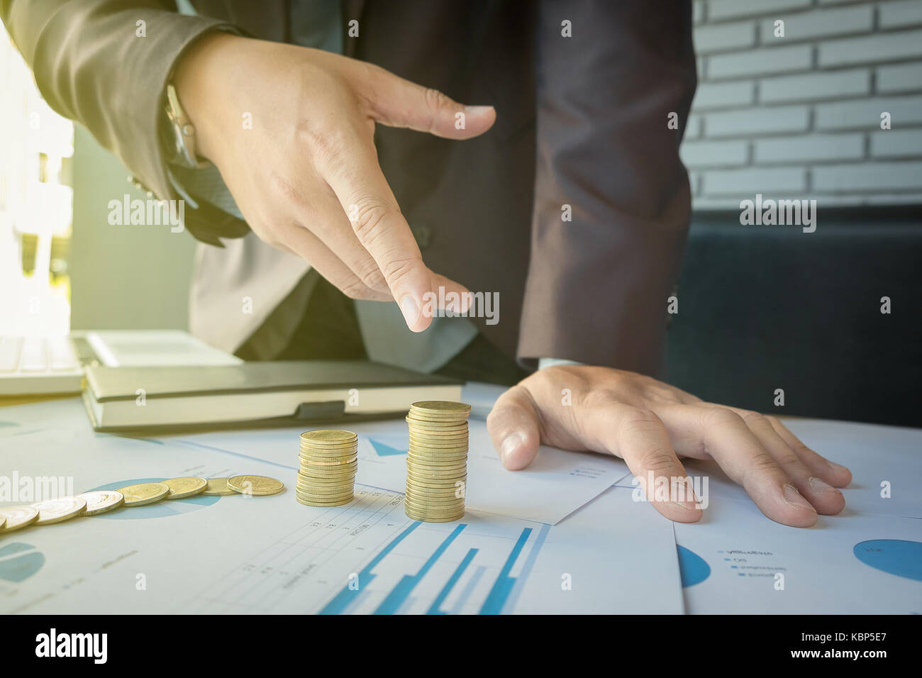 Close-up of young coin de la hausse pile de pièces. Banque D'Images