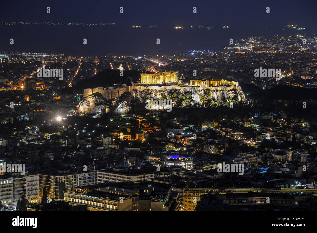 Vue sur l'acropole de nuit depuis le mont Lycabette Banque D'Images