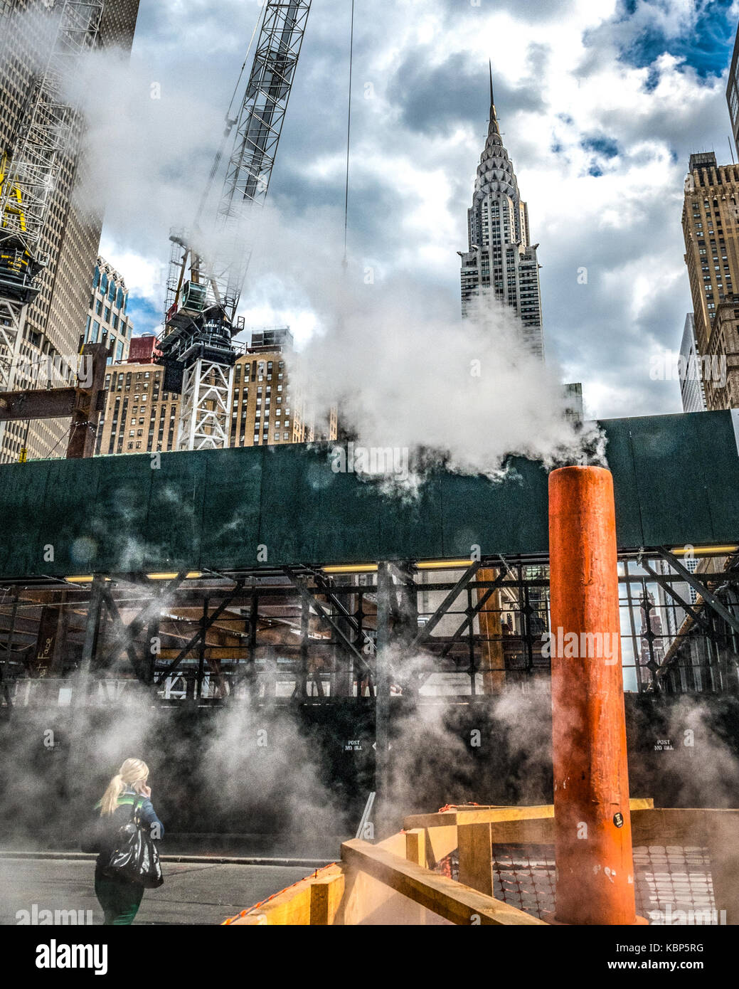 New York, USA, 29 Septembre, 2017. Les piétons traverser la rue entre les émanations de vapeurs en face de Chrysler building en plein centre de New York. Photo de fr Banque D'Images