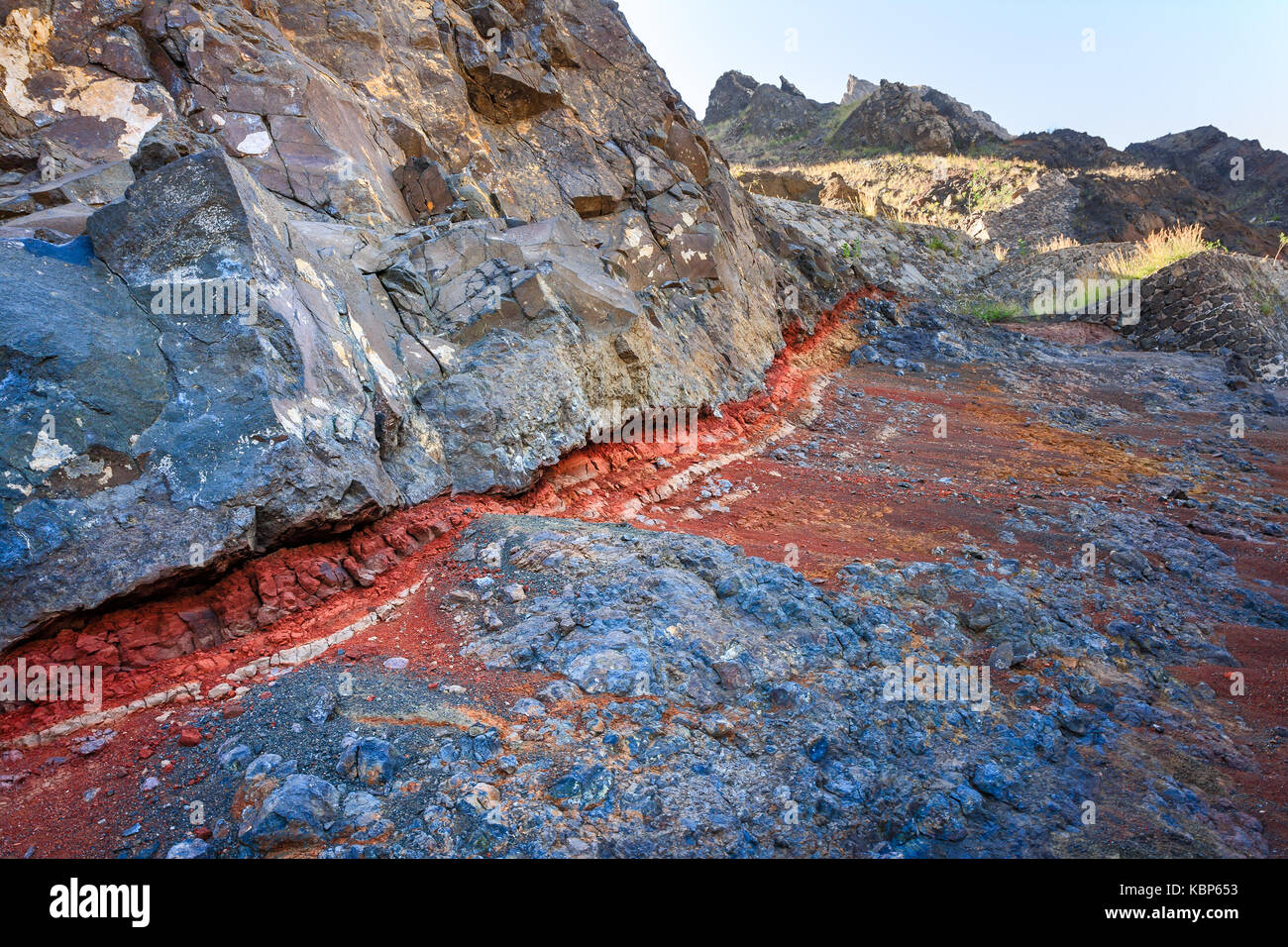 Rouge volcanique, des minéraux dans les roches des couches de lave, montagnes, l'Afrique du Cap Vert Banque D'Images