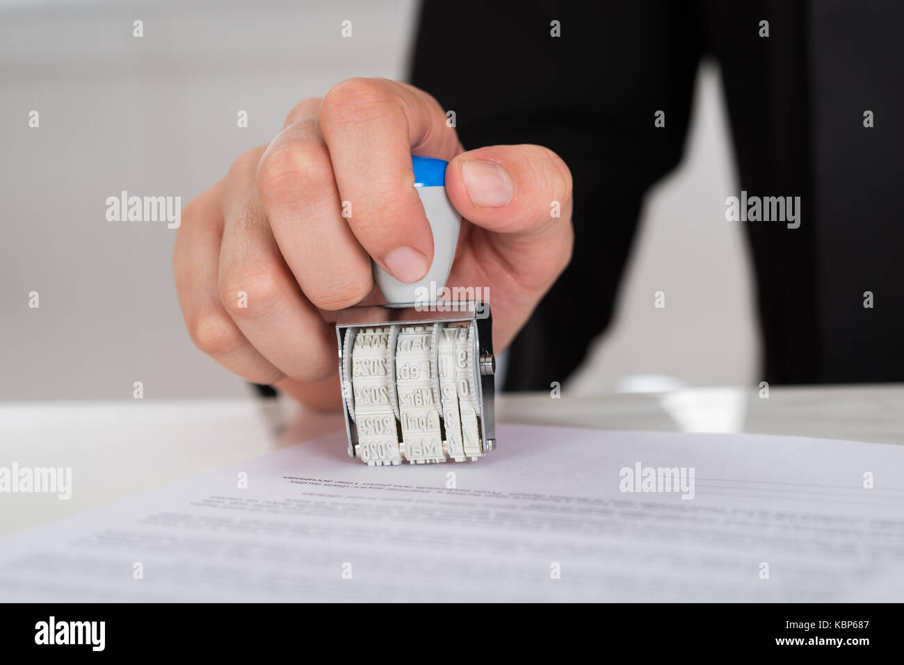 Portrait of young businesswoman estampage papier contrat at office desk Banque D'Images