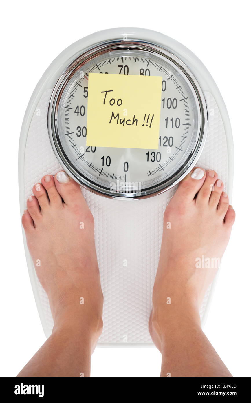 Tourné directement au-dessus de la femme debout sur l'échelle de poids avec trop de remarque Banque D'Images