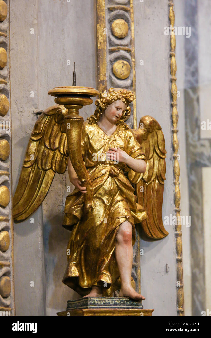 Statue d'un ange dans l'église collégiale ou collégiale de San Gimignano, Toscane, Italie. Banque D'Images