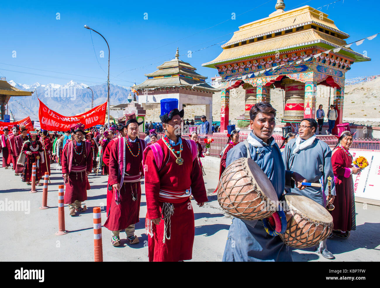 Les gens non identifiés avec costumes traditionnels ladakhis participe à la fête à Leh Ladakh Inde Banque D'Images