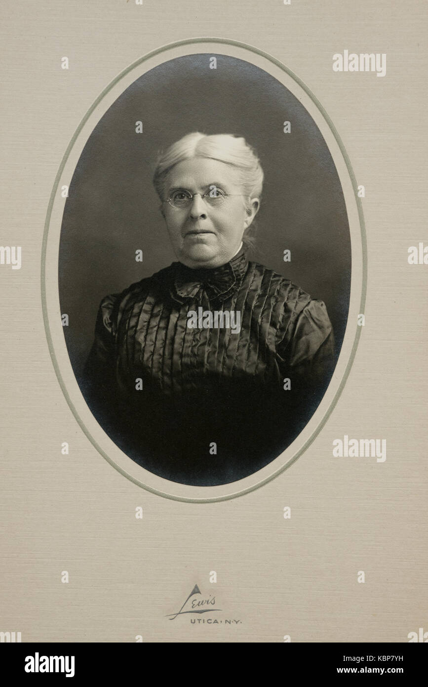 Archive américaine studio monochrome portrait photographique de femme plus âgée, avec des lunettes sans monture portant un collier haut foncé robe, en montage ovale surround, prises à la fin du 19e siècle par Lewis photographes, Utica, NY, USA, imprimé sur la carte en relief le mont avec le nom de studio de photographie Banque D'Images