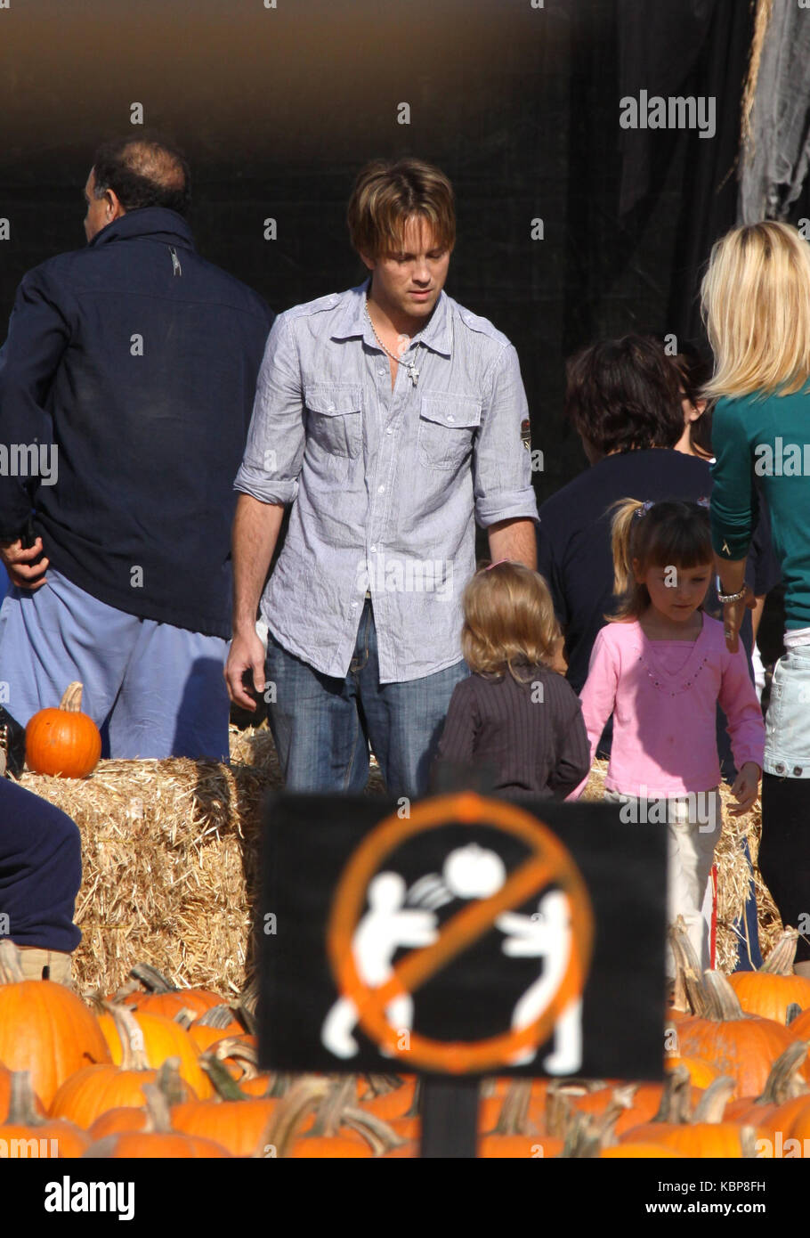 Beverly HILLS, CA - 11 OCTOBRE: Larry Birkhead et fille Dannielynn Birkhead observation à Pumpkin Patch le 11 octobre 2009 à Beverly Hills, Californie. Personnes: Larry Birkhead, Dannielynn Birkhead Réf. De La Transmission: Mnc Credit: Hoo-Me.com / Mediapunch Banque D'Images