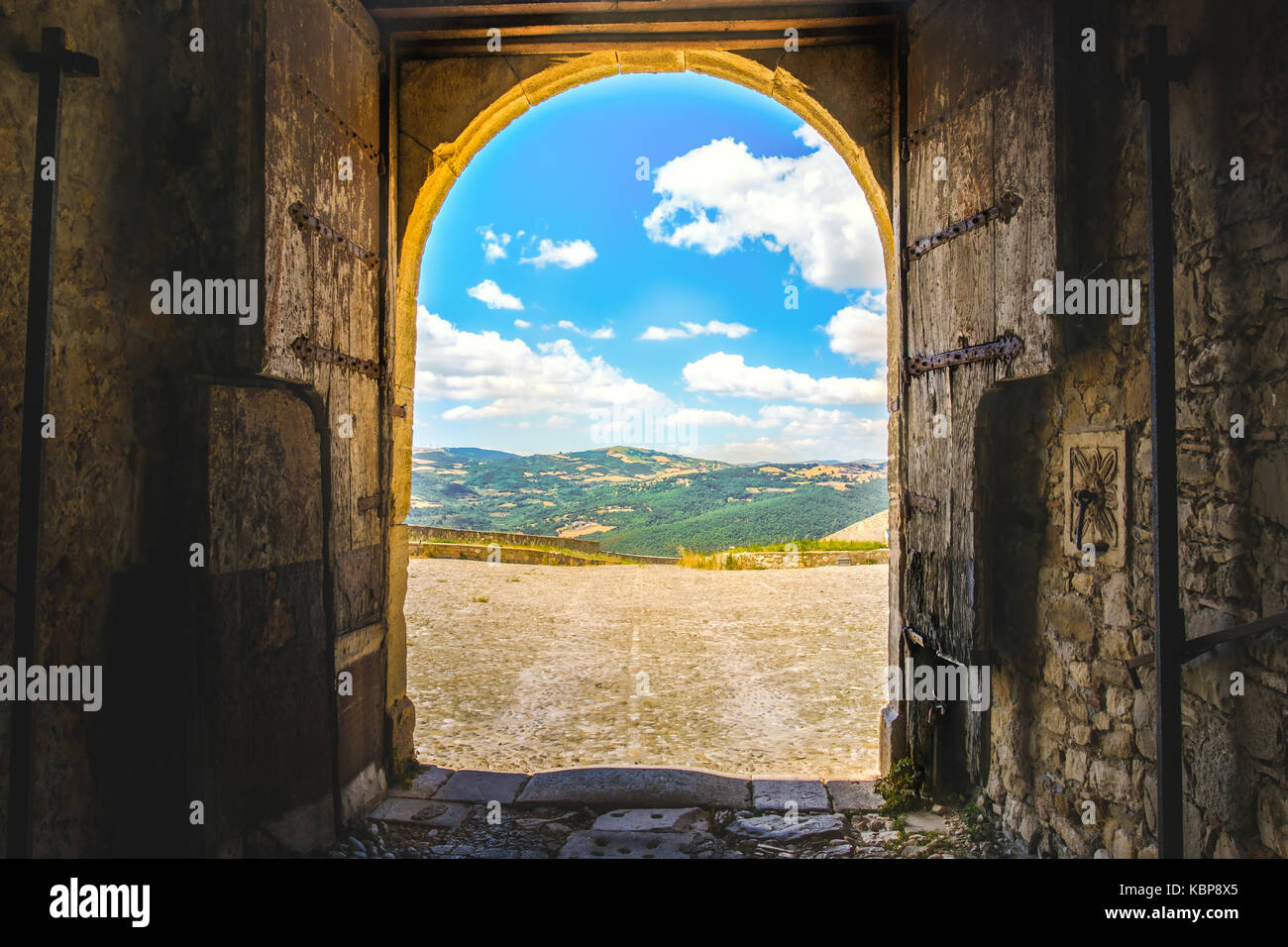 Paysage panorama porte porte de château médiéval en porte de sortie de l'imagination monde adventures Banque D'Images