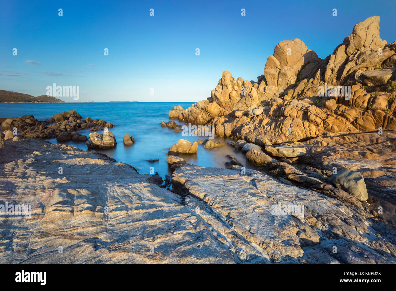 Coucher de soleil sur les rochers de la plage de Timi Ama, près de Porto Giunco, Villasimius, Cagliari, Sardaigne, Italie, Europe. Banque D'Images