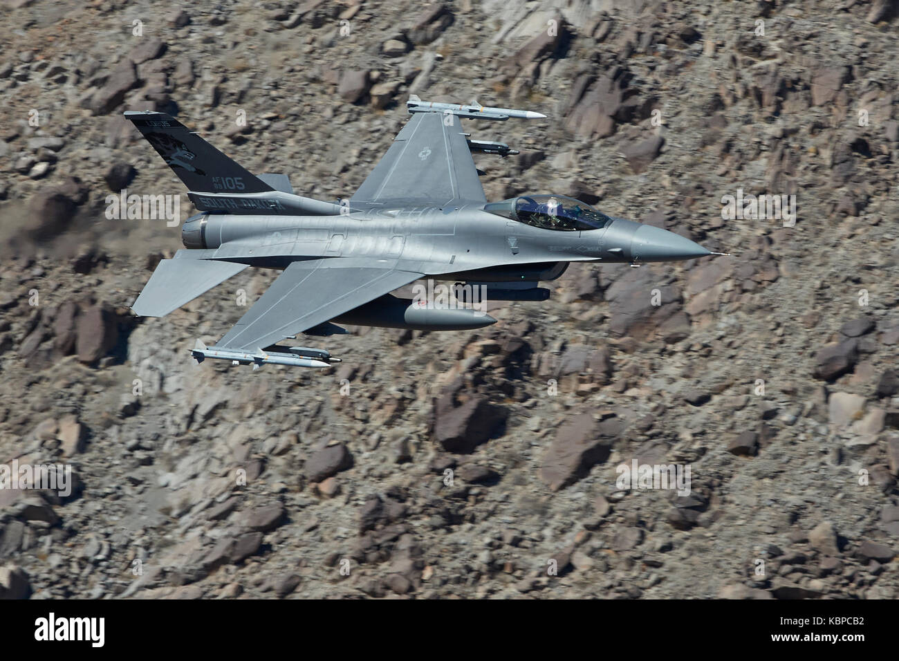 La Garde nationale aérienne du Dakota du Sud, F-16 C, Fighting Falcon Flying à bas niveau et à haute vitesse à travers Rainbow Canyon, Californie. Banque D'Images