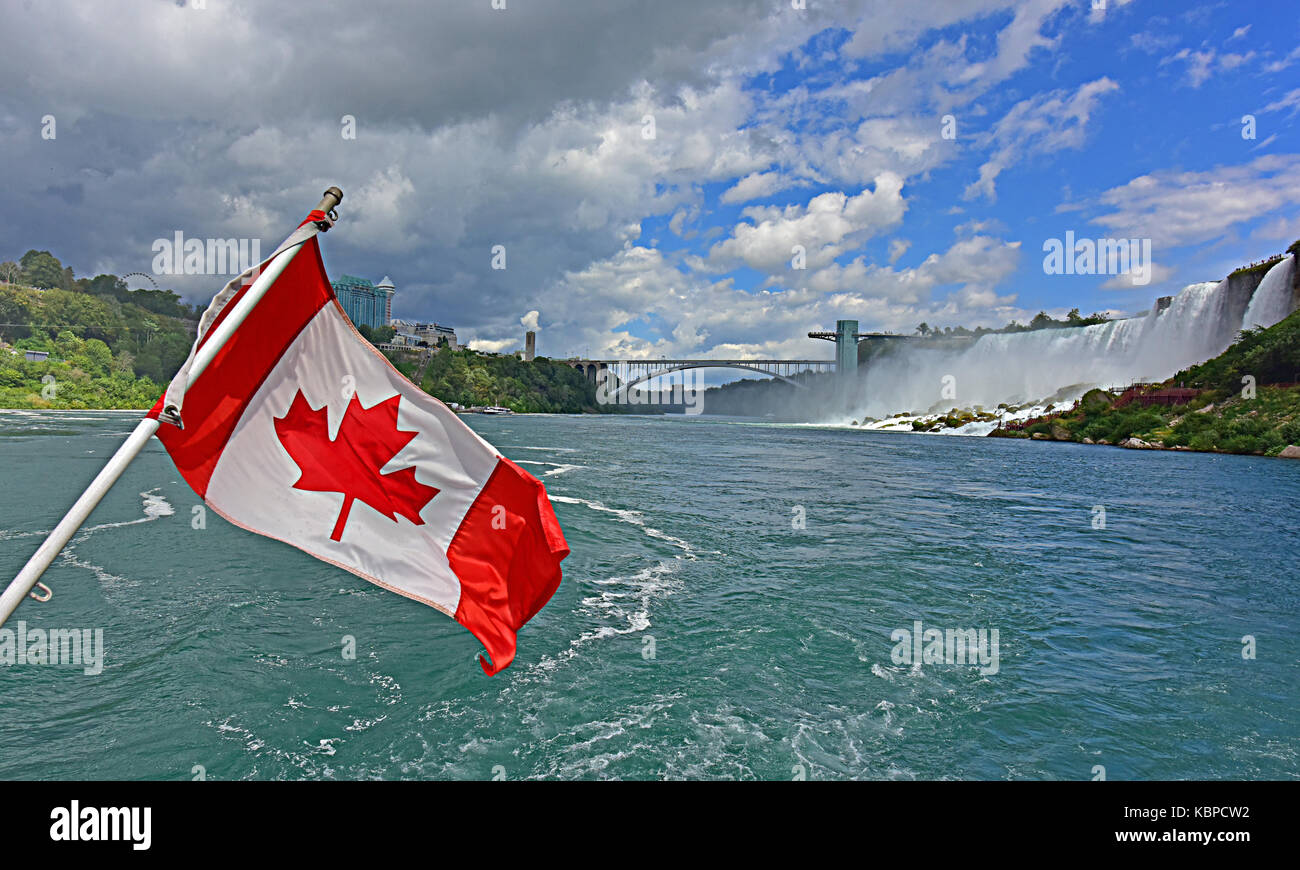 Sur la rivière Niagara à l'american falls avec le pont en arc-en-ciel. Banque D'Images
