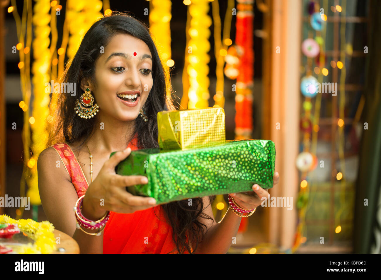 Femme indienne souriante, ambiance festive, éclairage intérieur Banque D'Images