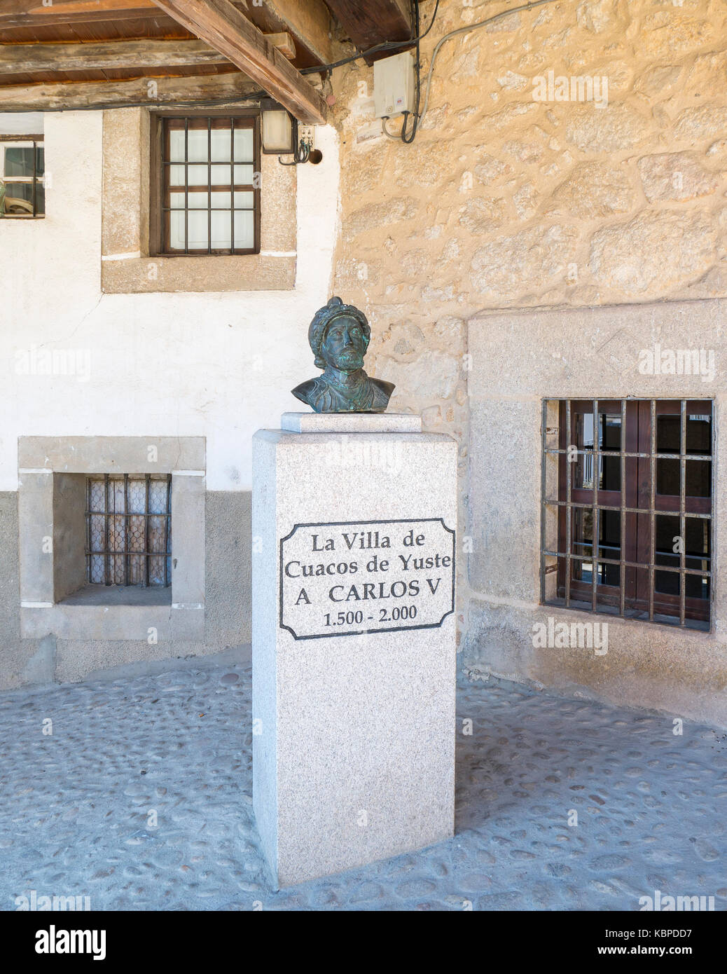 La statue de Carlos V en la Plaza de Don Juan de Austria. Cuacos de Yuste. Cáceres. L'Estrémadure. España Banque D'Images