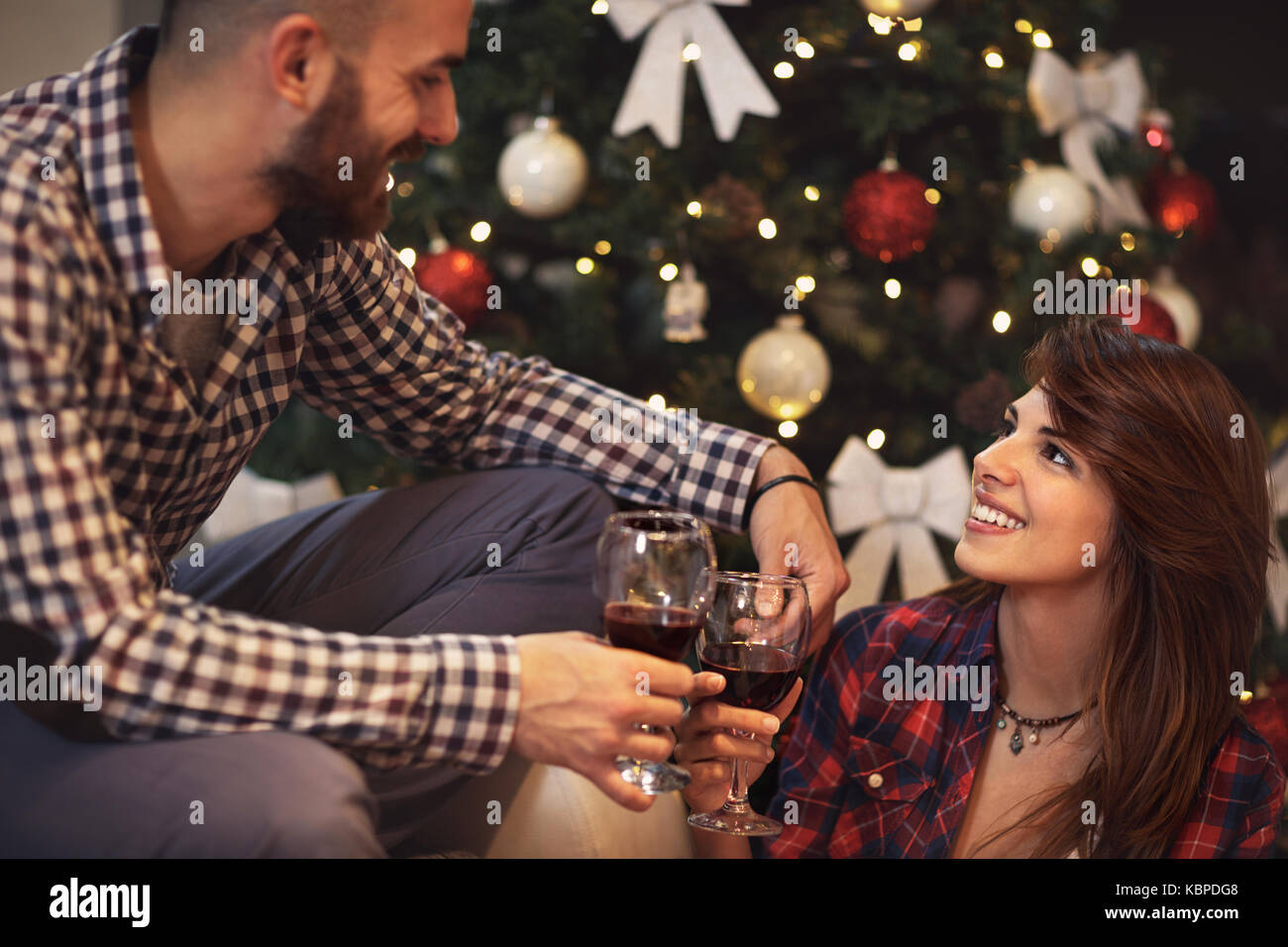 Cheerful couple dans l'amour ensemble célébrer Noël à la maison Banque D'Images