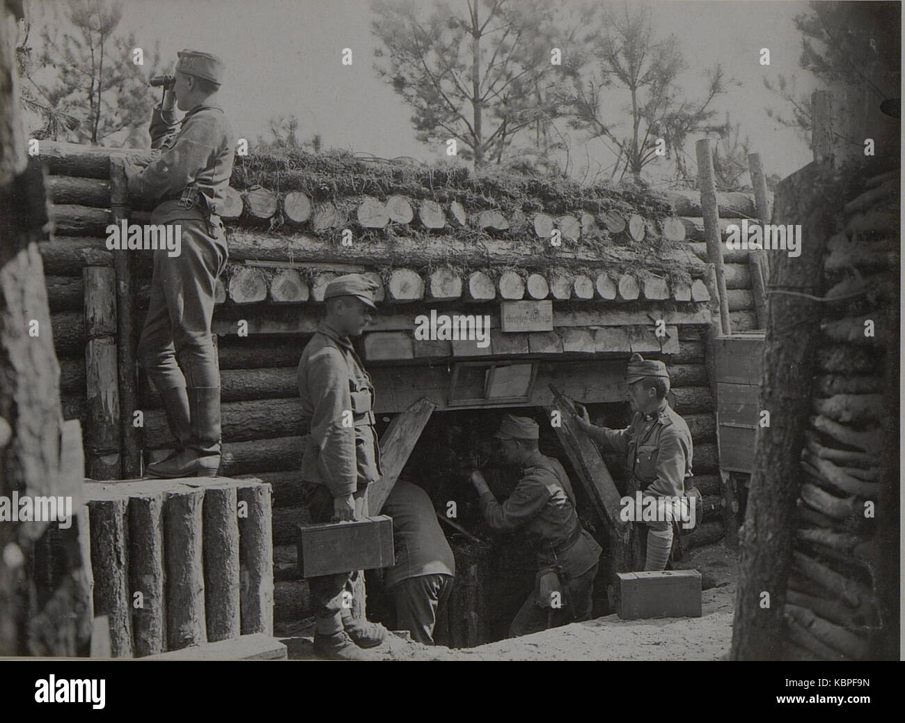 Cette image représente un abri pour mitrailleuses situé près de Boldury, montrant des fortifications militaires et des structures de défense en temps de guerre d'une période historique spécifique. Banque D'Images