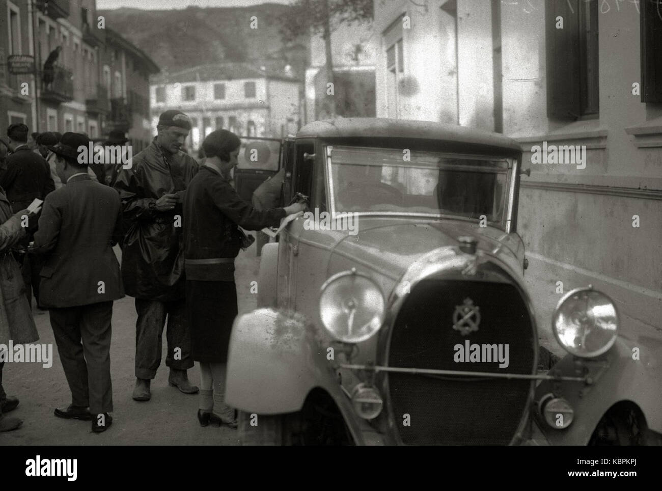 Cette image capture un moment de la course de moto Behobia, un événement qui fait partie de la tradition basque du sport automobile. La photo est tirée de la collection Fondo car Kutxa Fototeka, mettant en évidence les courses compétitives en Espagne. Banque D'Images
