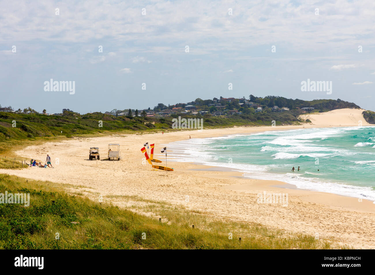 1,6 km plage près de Forster sur le milieu côte nord avec sa grande rampe de dunes de sable à l'extrémité nord, New South Wales, Australie Banque D'Images