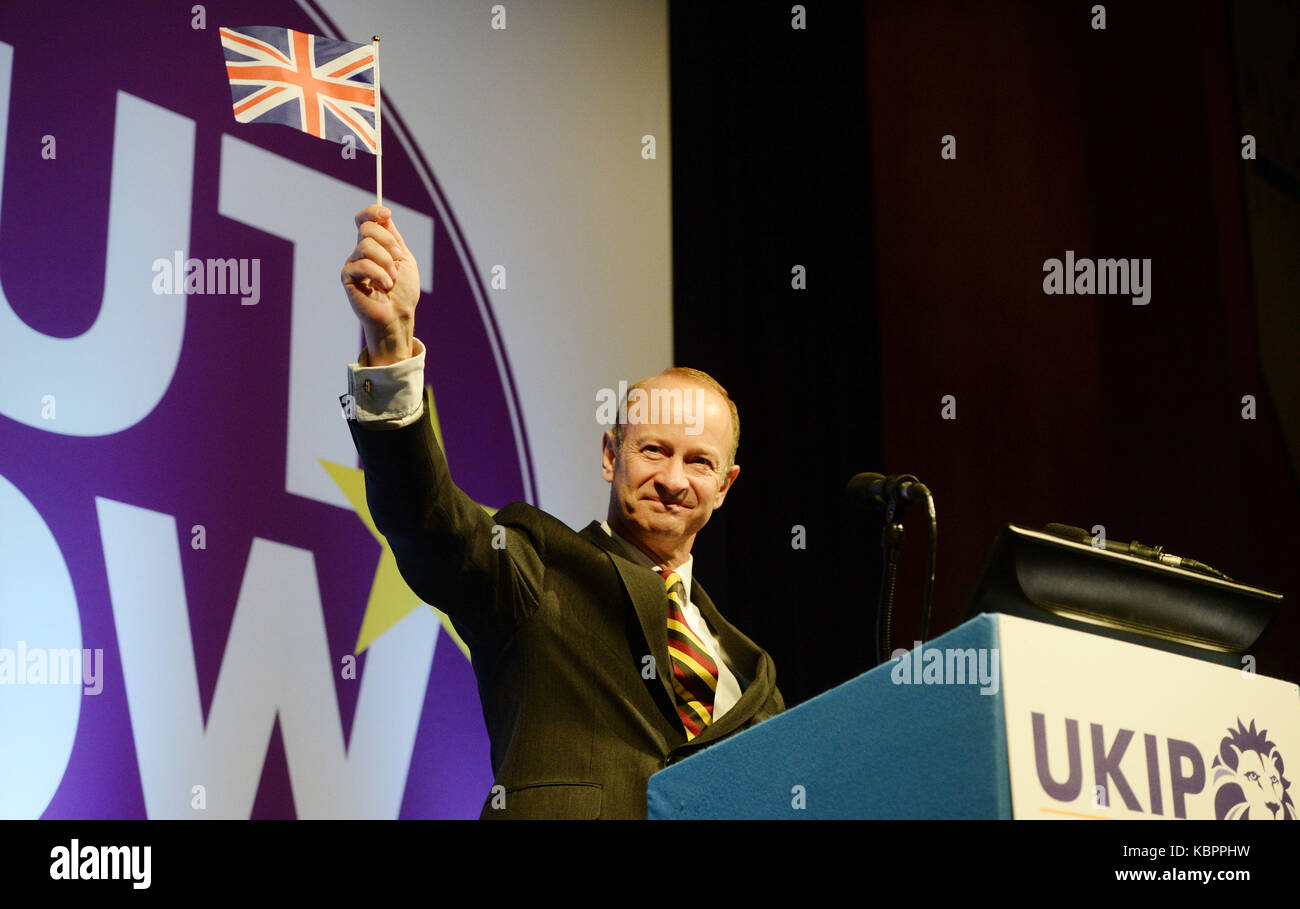 Chef du parti UKIP Henry Bolton parle au cours de la conférence nationale de l'ukip au riviera international centre à Torquay. Banque D'Images