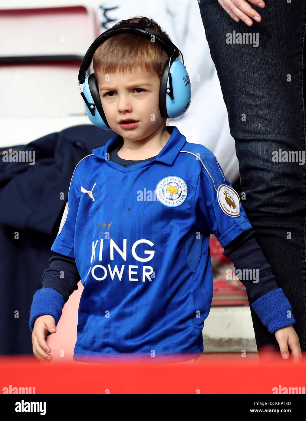 Un jeune fan de Leicester City portant des protections auditives lors du match de la Premier League au stade Vitality, à Bournemouth. APPUYEZ SUR ASSOCIATION photo. Date de la photo: Samedi 30 septembre 2017. Voir PA Story FOOTBALL Bournemouth. Le crédit photo devrait se lire comme suit : Simon Cooper/PA Wire. RESTRICTIONS : aucune utilisation avec des fichiers audio, vidéo, données, listes de présentoirs, logos de clubs/ligue ou services « en direct » non autorisés. Utilisation en ligne limitée à 75 images, pas d'émulation vidéo. Aucune utilisation dans les Paris, les jeux ou les publications de club/ligue/joueur unique. Banque D'Images