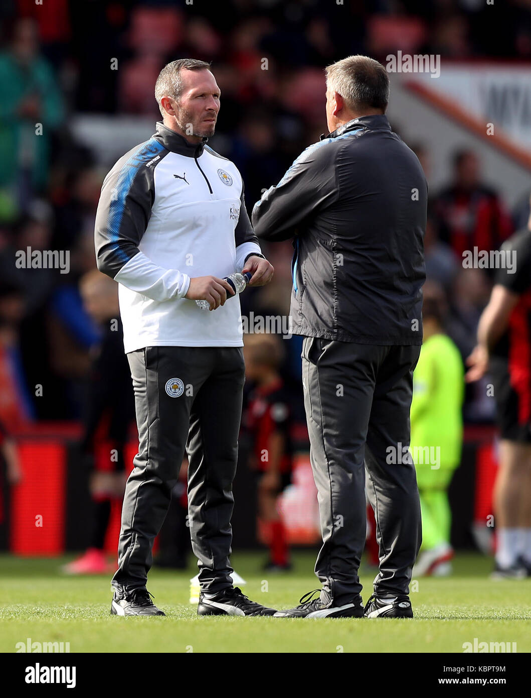 Craig Shakespeare, directeur de Leicester City (à droite) et Michael Appleton, directeur adjoint, avant le match de la Premier League au stade Vitality, à Bournemouth. APPUYEZ SUR ASSOCIATION photo. Date de la photo: Samedi 30 septembre 2017. Voir PA Story FOOTBALL Bournemouth. Le crédit photo devrait se lire comme suit : Simon Cooper/PA Wire. RESTRICTIONS : aucune utilisation avec des fichiers audio, vidéo, données, listes de présentoirs, logos de clubs/ligue ou services « en direct » non autorisés. Utilisation en ligne limitée à 75 images, pas d'émulation vidéo. Aucune utilisation dans les Paris, les jeux ou les publications de club/ligue/joueur unique. Banque D'Images