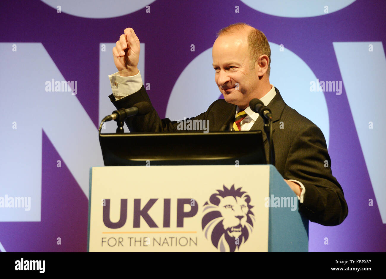 Chef du parti UKIP Henry Bolton parle au cours de la conférence nationale de l'ukip au riviera international centre à Torquay. Banque D'Images