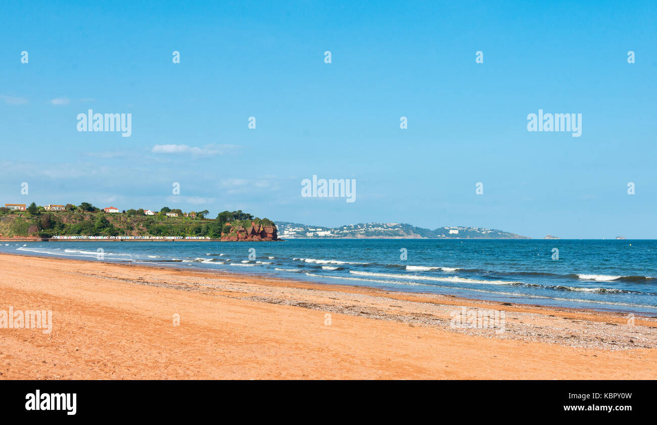 Plage de sable déserte à plage de goodrington sands, Paignton, Devon, UK avec Torquay dans le lointain sur un beau bleu d'été. Banque D'Images