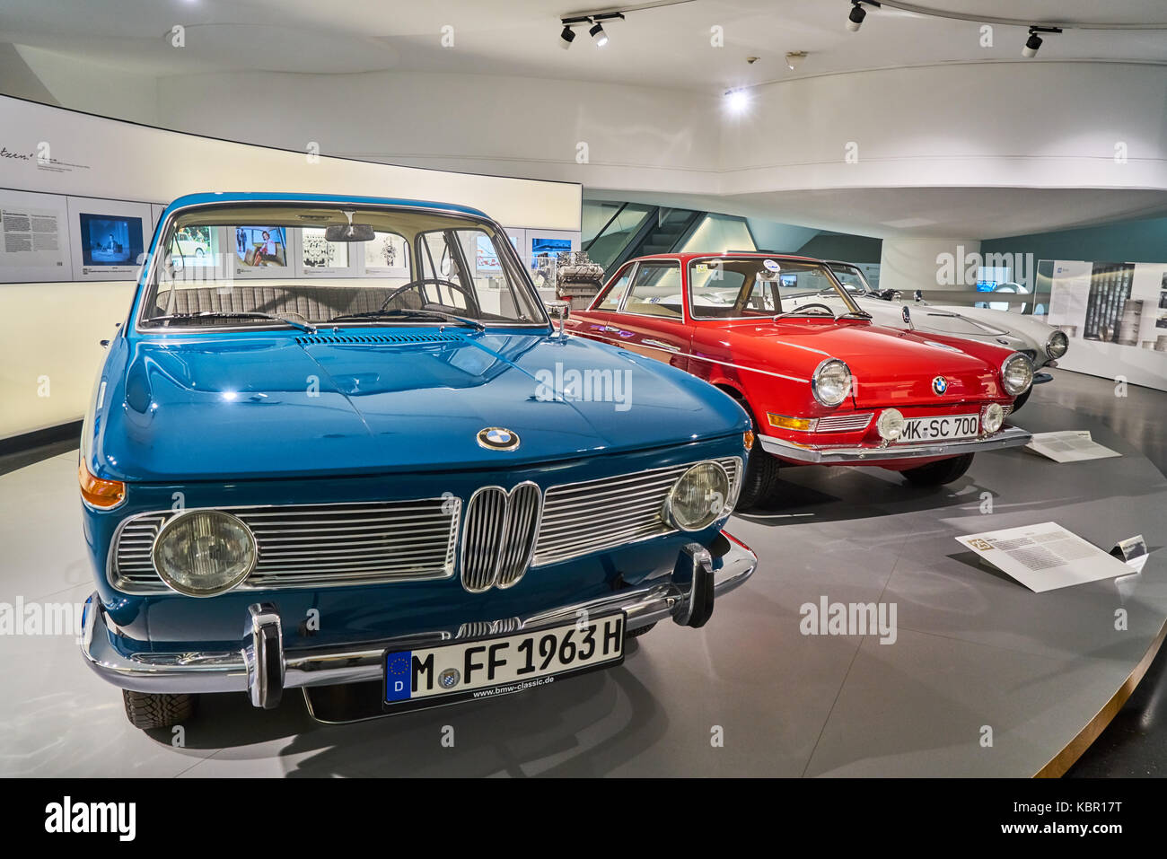 Collection de voitures classiques sur l'affichage dans le musée BMW, Munich, Allemagne Banque D'Images