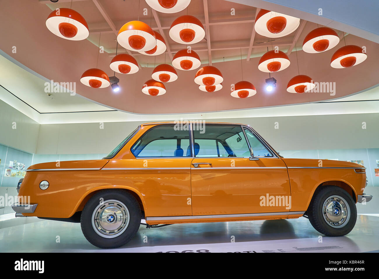 Une voiture orange vintage sur l'affichage dans le musée BMW de Munich en Allemagne, qui est une célèbre marque automobile allemagne Banque D'Images
