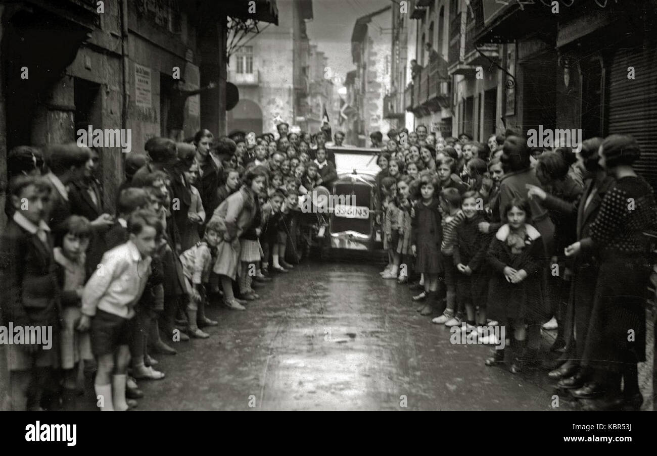 L'image représente des personnalités éminentes participant aux Jornadas de Confraternidad Vasco Catalana Gallega, un événement célébrant l'unité des communautés basque, catalane et galicienne. Des personnalités notables telles que Juan Olasagasti, Buenaventura Elizondo, et d'autres sont présentées. Banque D'Images