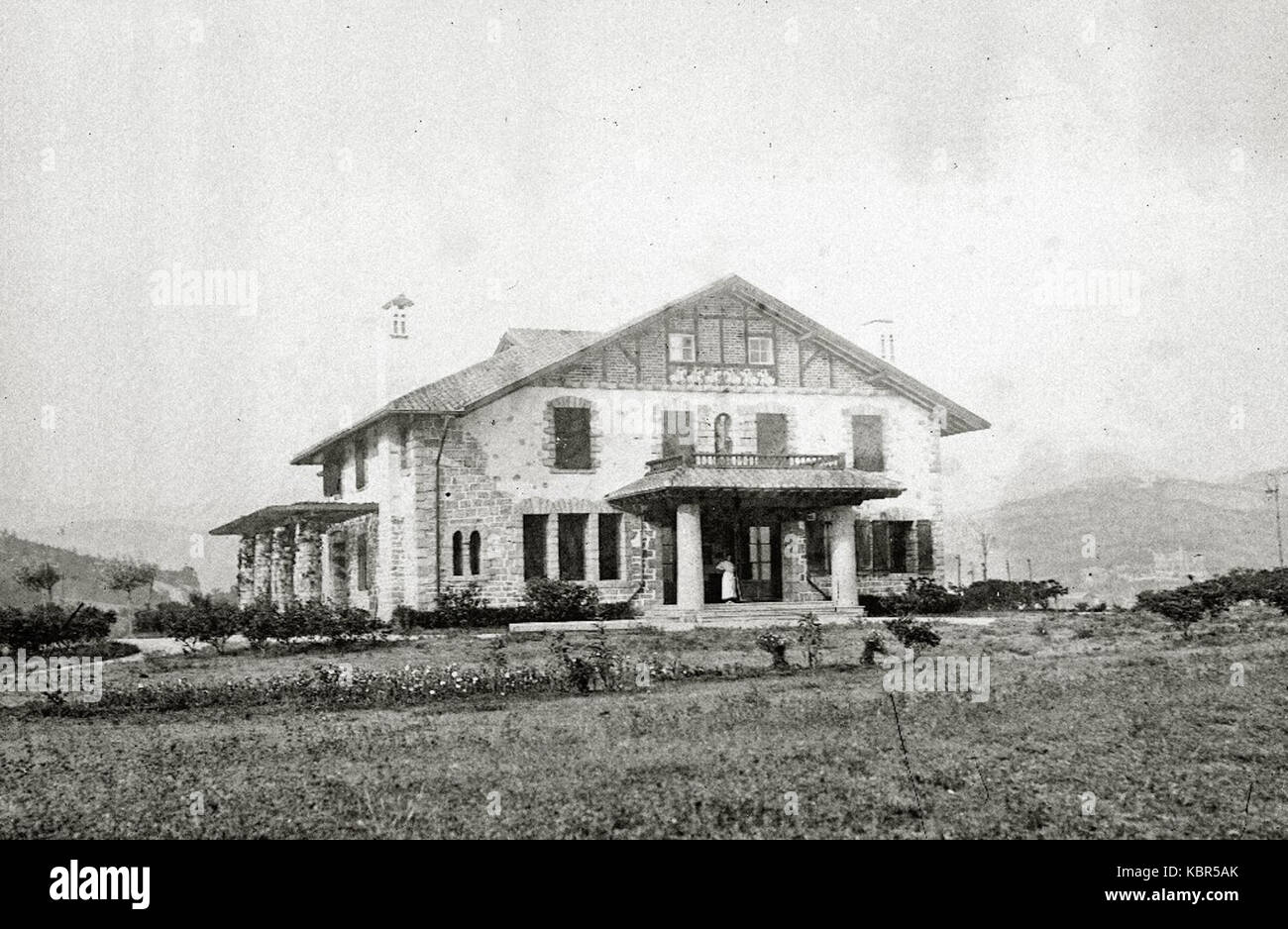 Cette image montre la Casa de Ignacio Zuloaga, nommée « Santiago Enea », qui fait partie de la collection car Kutxa Fototeka. C'est un site historique ou un bâtiment, associé au célèbre artiste espagnol Ignacio Zuloaga. Banque D'Images