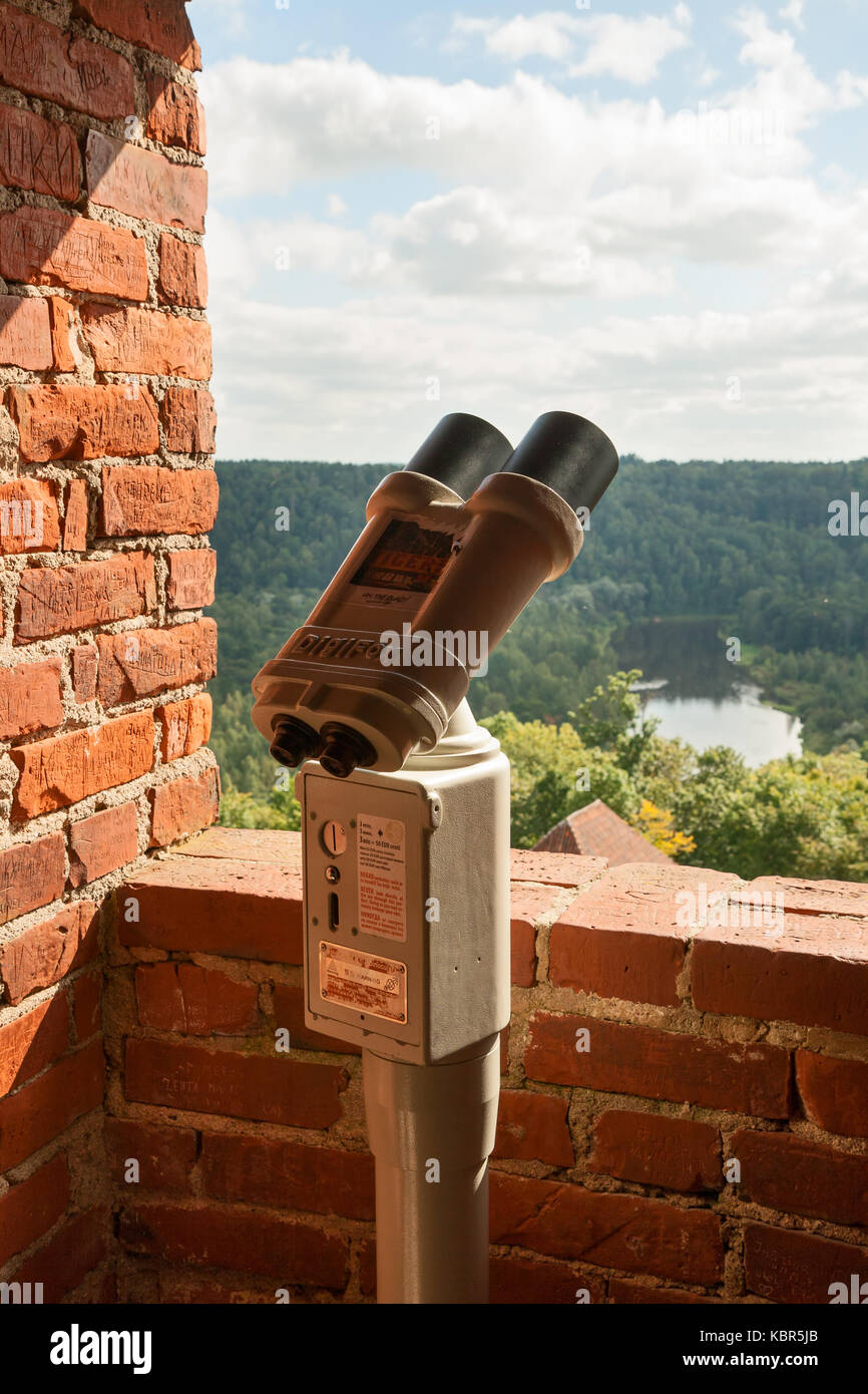 Sigulda, Lettonie - septembre 02, 2014 - L'arrêt des jumelles pour les visites sur le point de vue forteresse Lookout Banque D'Images