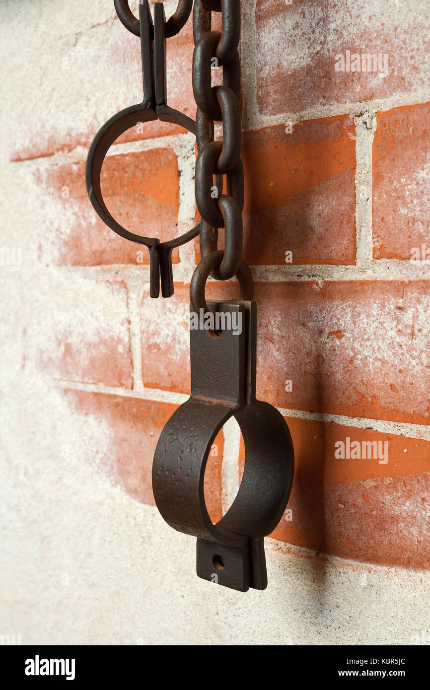 Old rusty shackles sur un mur de briques Banque D'Images