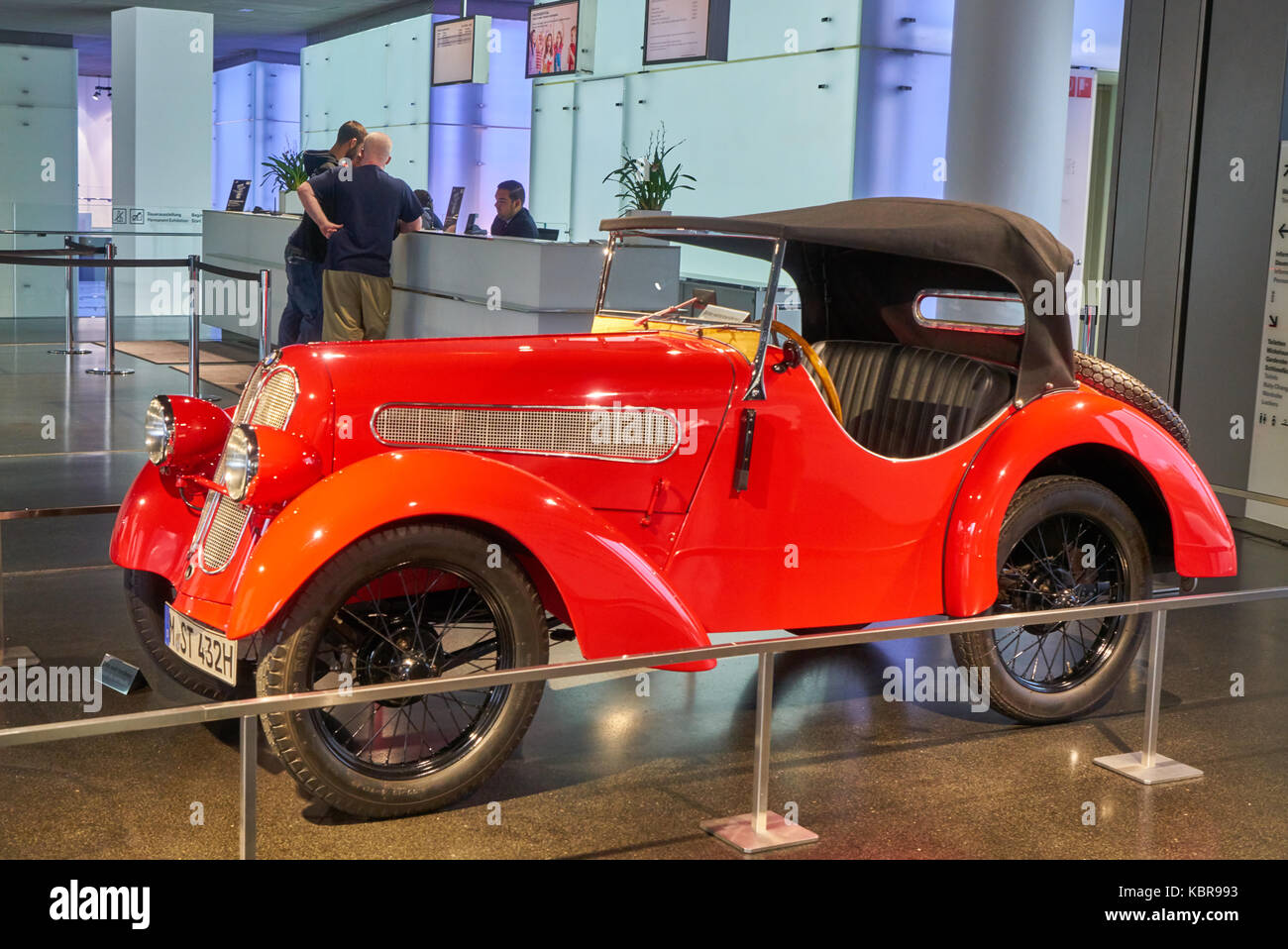 Voiture vintage rouge et la billetterie au Musée BMW, qui est une célèbre marque automobile allemagne Banque D'Images