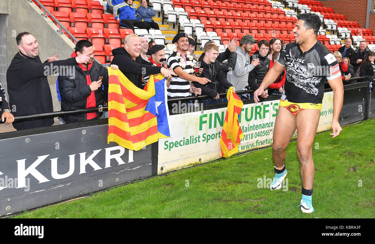 Des dragons catalans' fouad yaha célèbre le retour de la super league avec les fans au cours de la ligue super befred millions livre jeu à leigh sports village. Banque D'Images