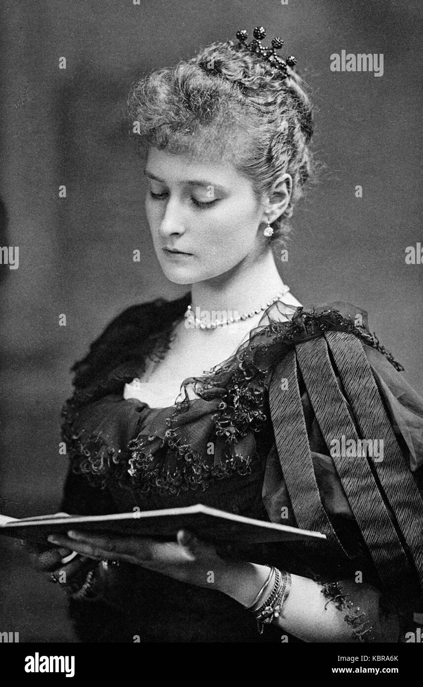 La princesse Alix de Hesse, née en 1872, est représentée sur cette image vers 1890. Membre de la famille royale européenne, elle devint plus tard impératrice de Russie sous le nom d'Alexandra Feodorovna. Banque D'Images