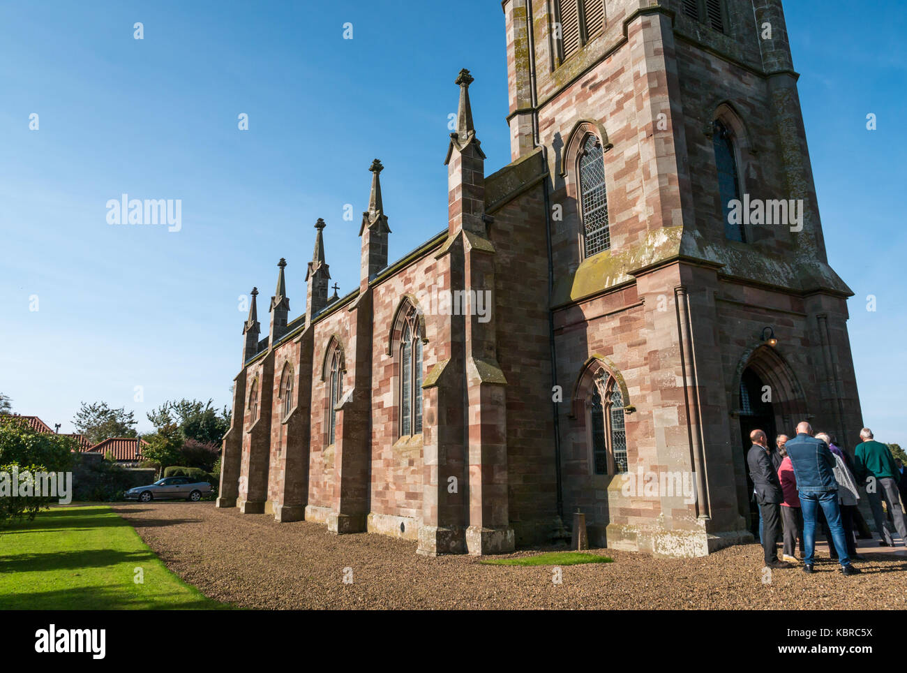 Église paroissiale de Stenton, East Lothian, Écosse, Royaume-Uni, pendant le Lammermuir Festival 2017. Audience extérieure à l'intervalle de concert Banque D'Images