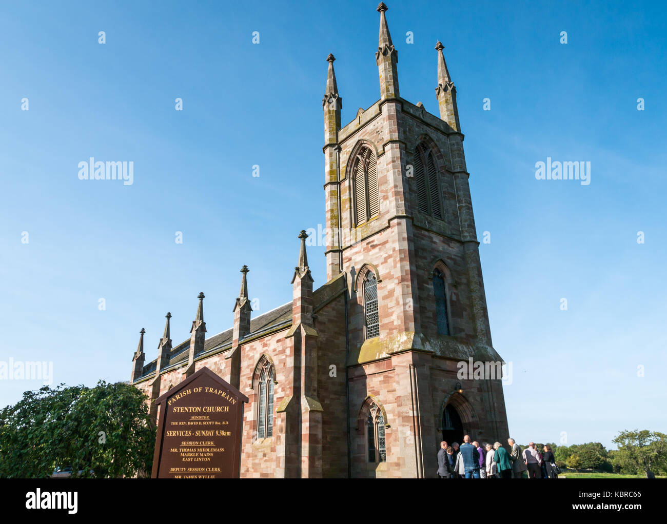 Église paroissiale de Stenton, East Lothian, Écosse, Royaume-Uni, pendant le Lammermuir Festival 2017. Audience extérieure à l'intervalle de concert Banque D'Images