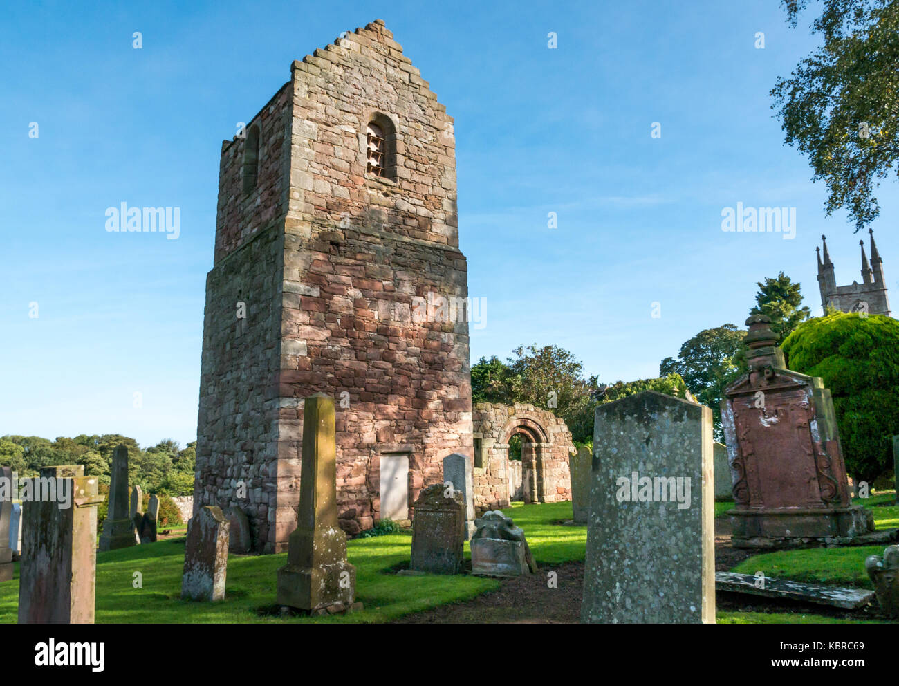 Ancien pigeonnier tower dans le vieux cimetière, Stenton église paroissiale, East Lothian, Scotland, UK, avec des pierres tombales anciennes Banque D'Images