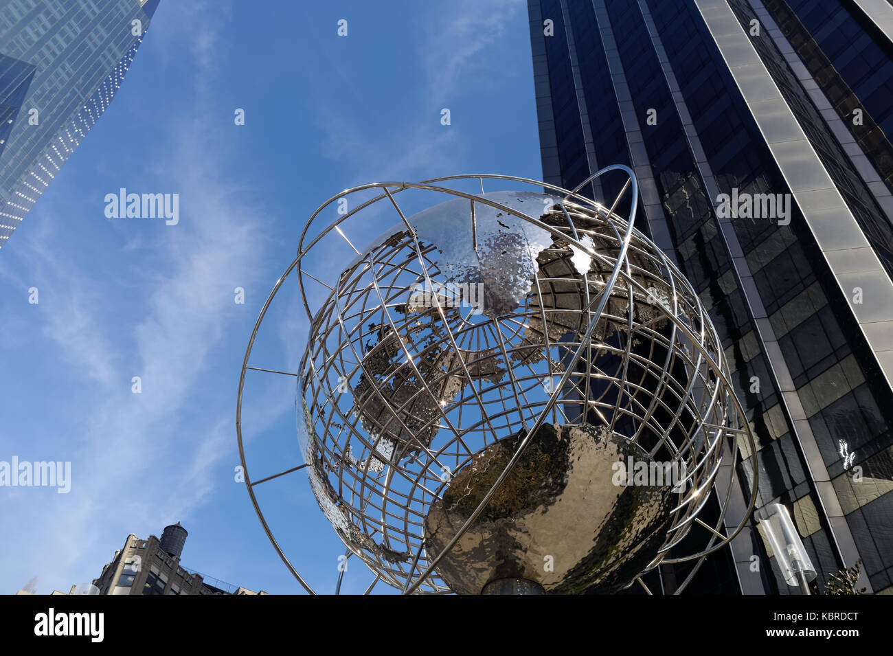 Globe terrestre argenté près du Trump International Hotel and Tower situé entre Broadway et Central Park West sur Columbus Circle. Banque D'Images