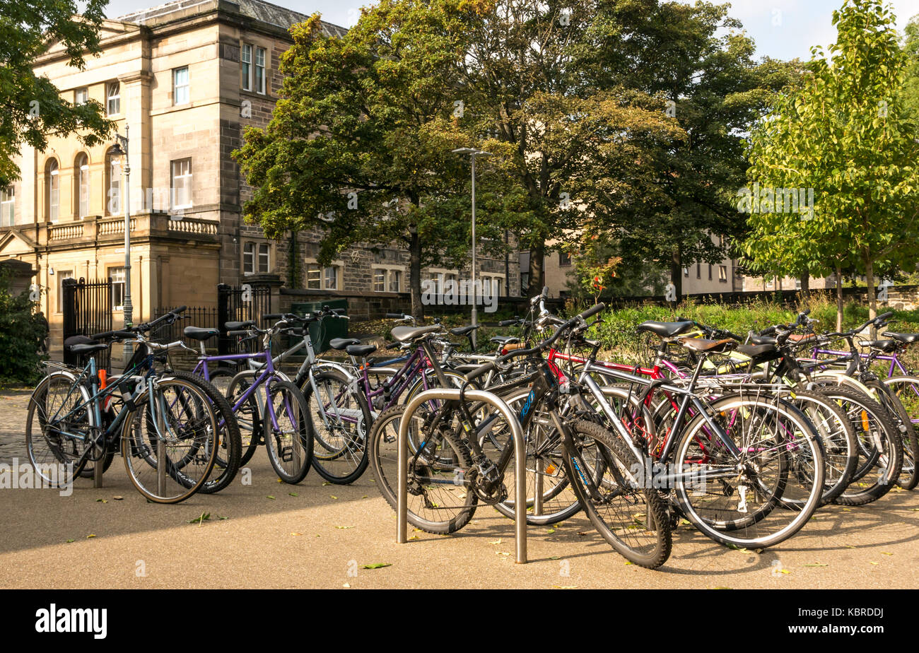 Beaucoup de vélos étudiant stationné à l'extérieur de vieux Royal Infirmary, maintenant Edinburgh Centre for Carbon Innovation (exécutif), Université d'Édimbourg, Écosse, Royaume-Uni Banque D'Images