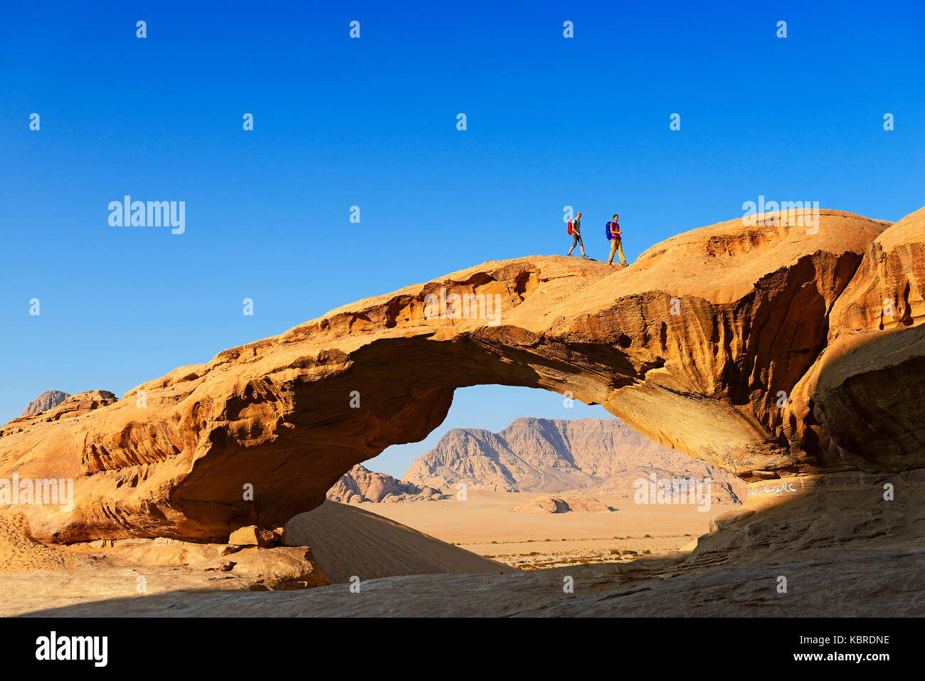 Deux randonnées au nom d'Al Rock-Arch Kharza, Wadi Rum, Jordanie Banque D'Images