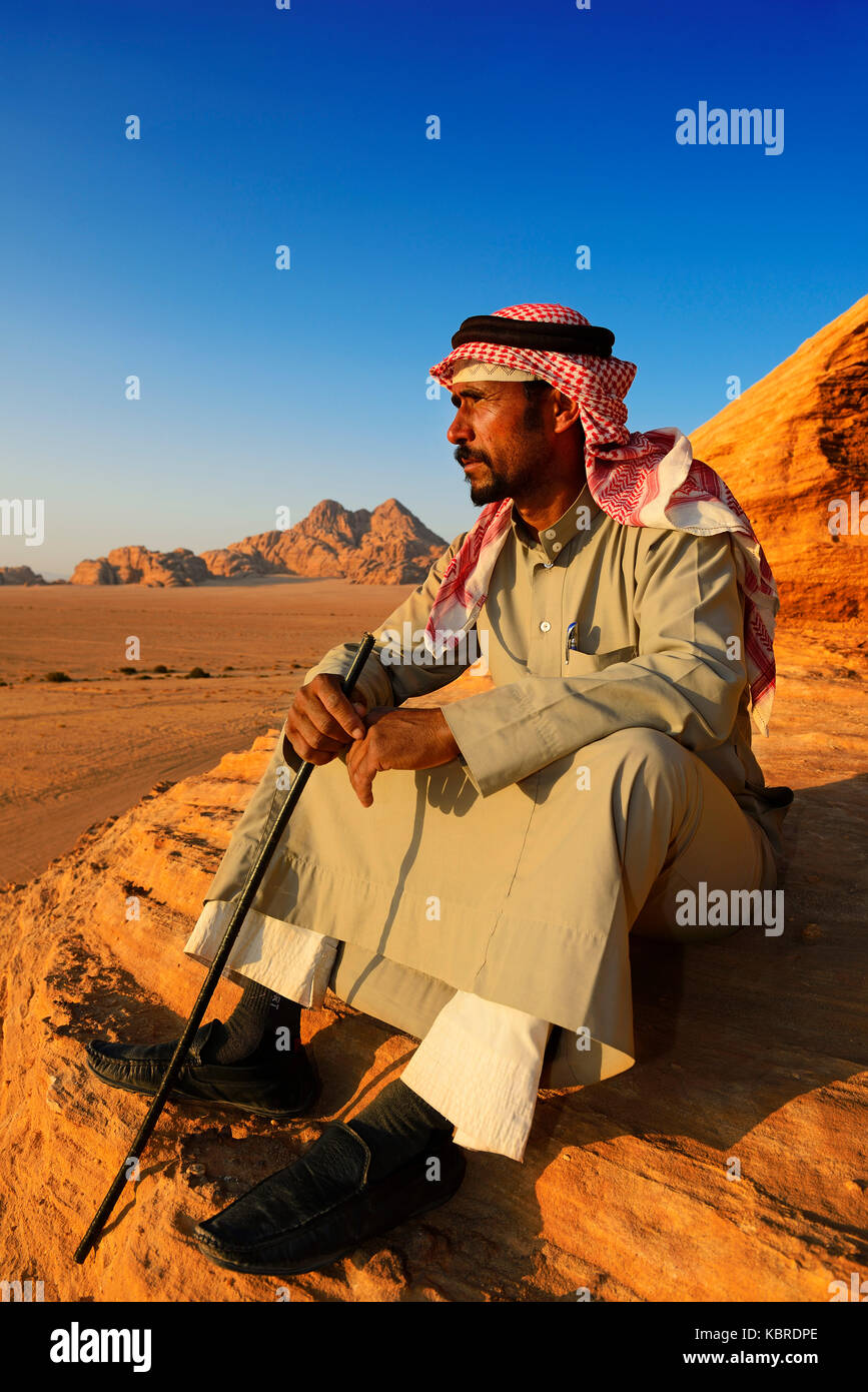 Des Bédouins regardent Wadi Rum, Jordanie Banque D'Images