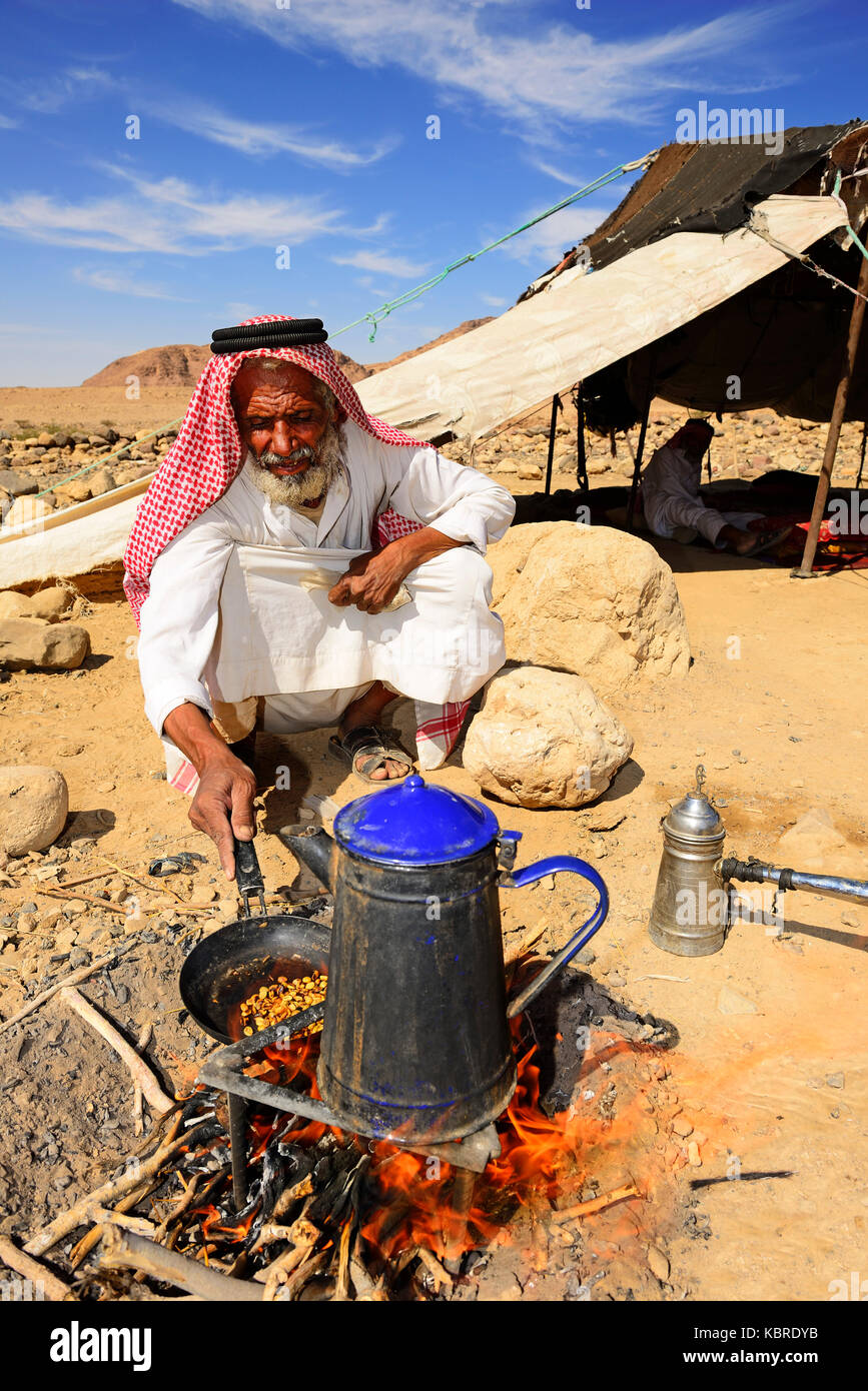 Préparer le café bédouin avec haricots rôti à la poêle et kardamom, Jordanie Banque D'Images