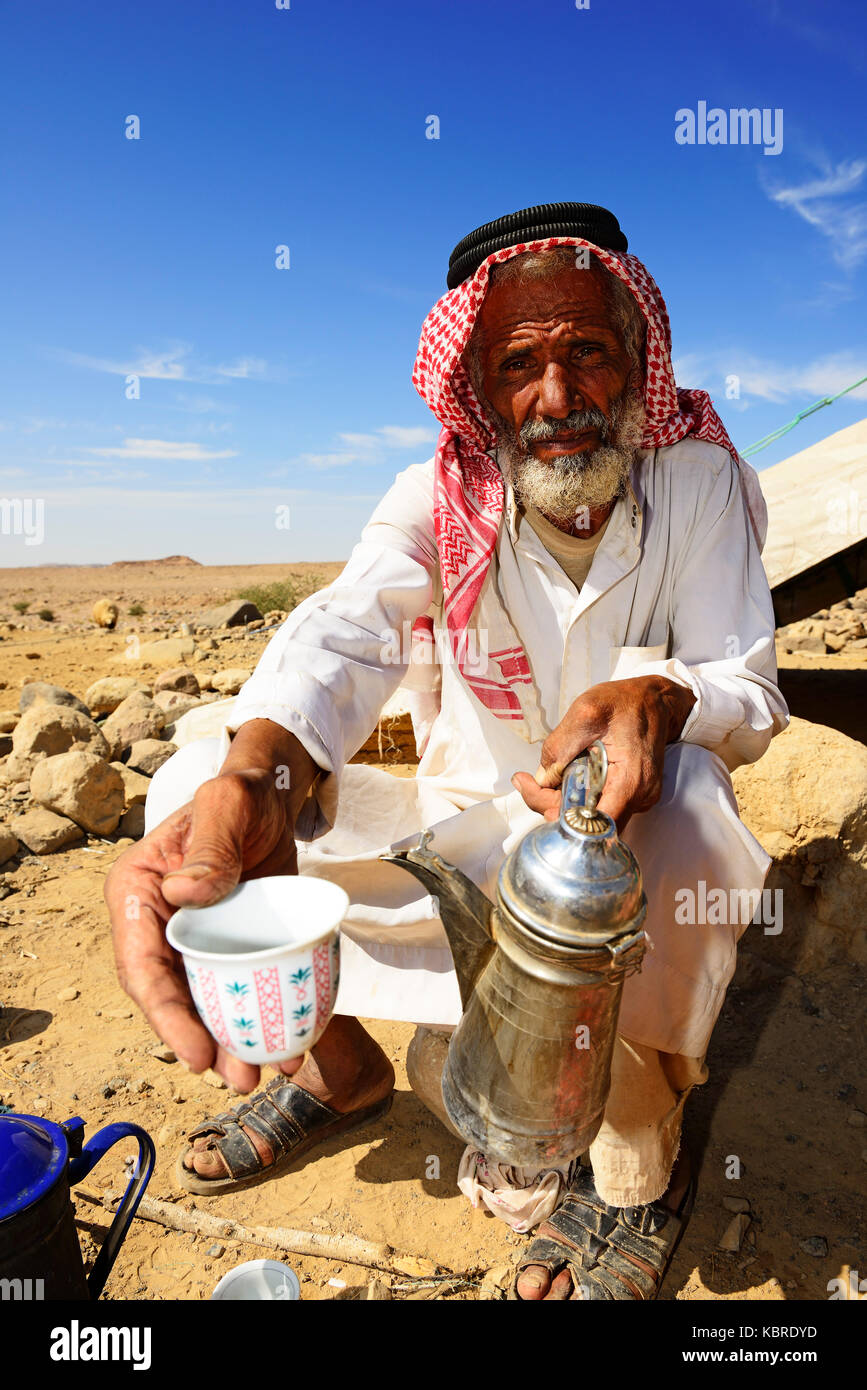 Préparer le café bédouin avec haricots rôti à la poêle et kardamom, Jordanie Banque D'Images