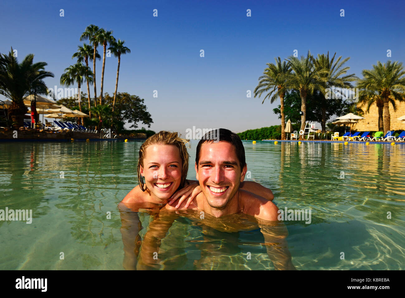 Bain de touristes dans la piscine de Mövenpick Dead Sea Resort, Jordanie Banque D'Images