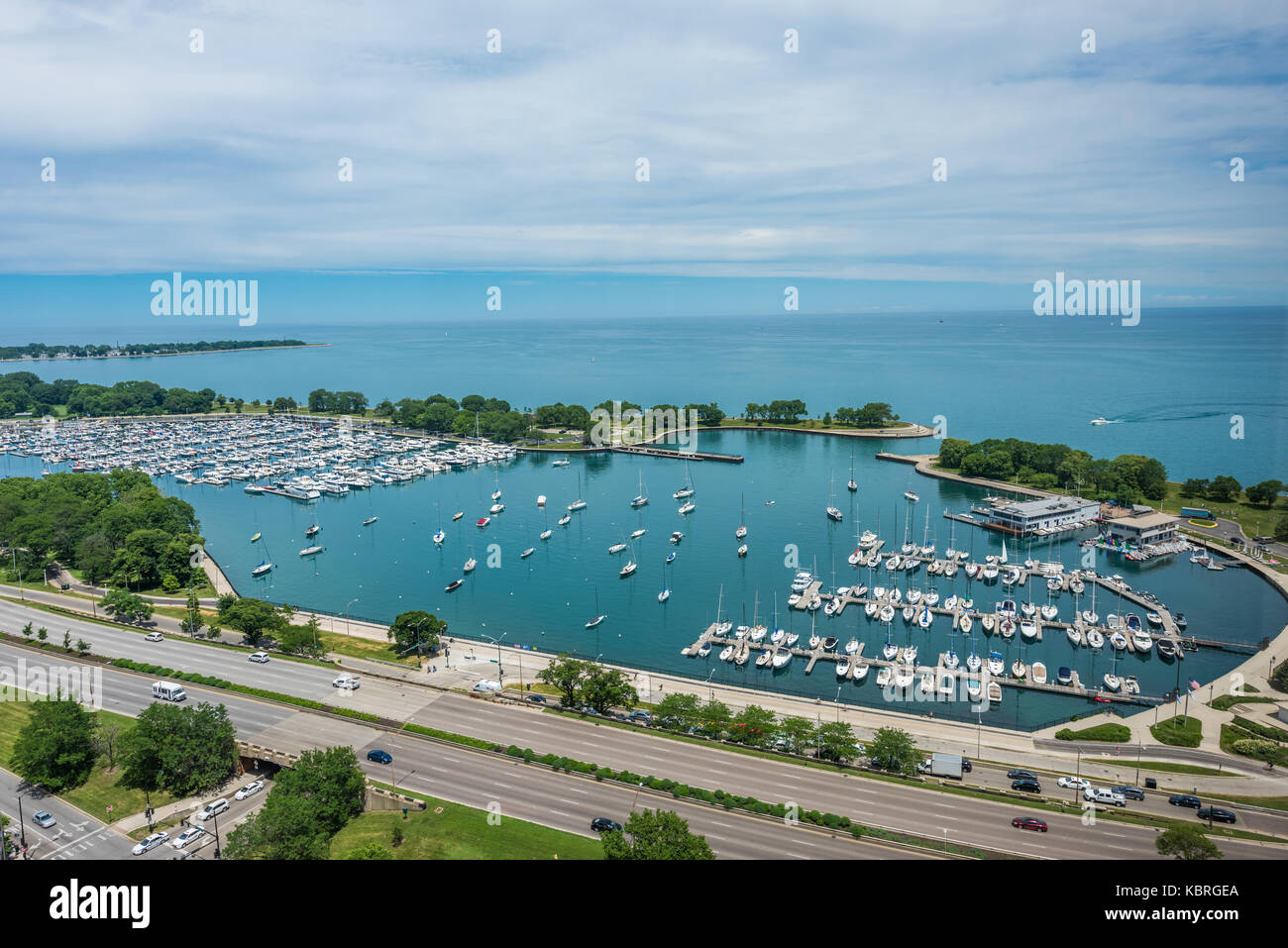 Vue aérienne de Lake Shore Drive, Belmont, Port et le lac Michigan. Banque D'Images