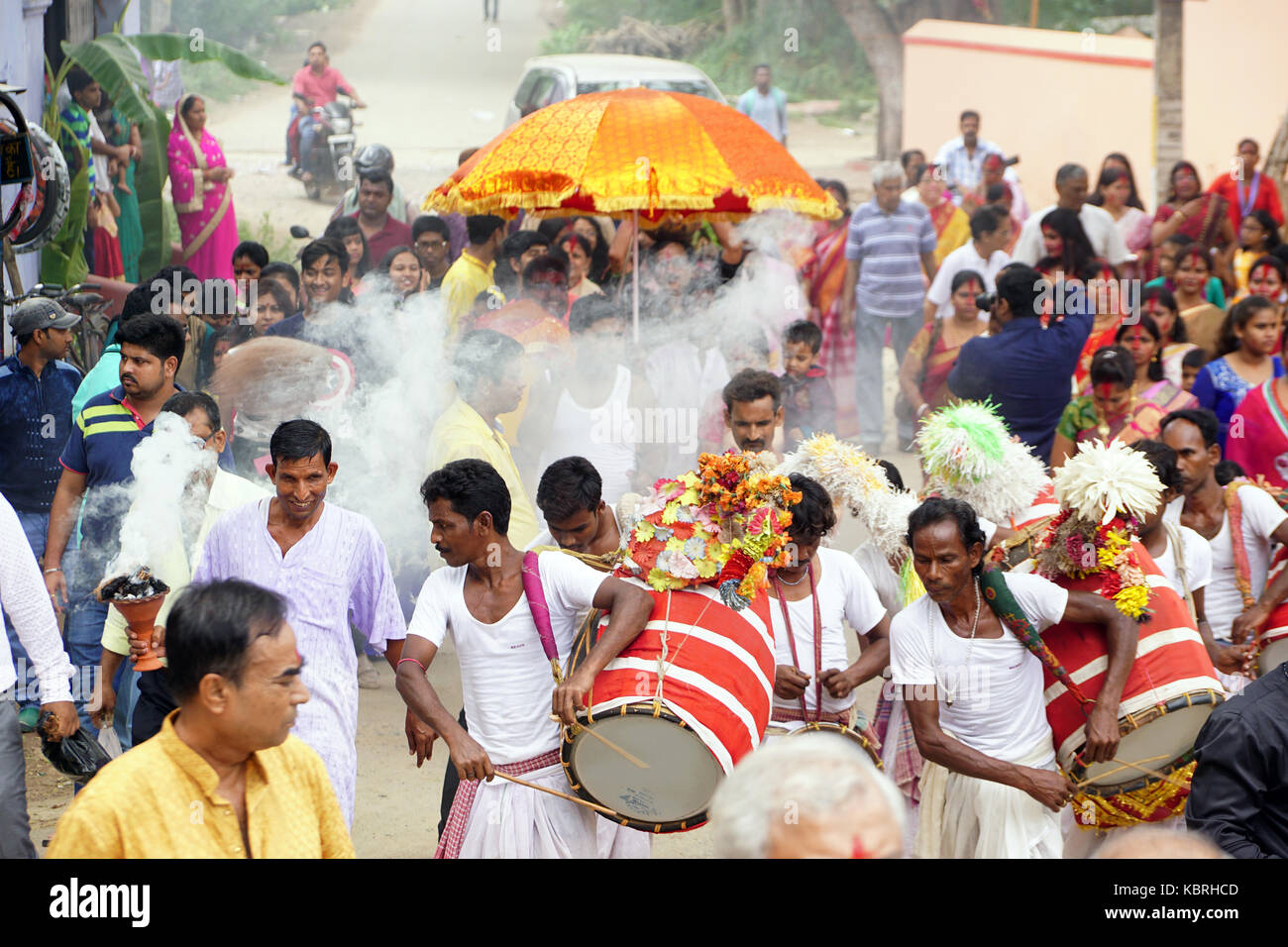Les dévots, sur chemin de navratri kalash visarjan à l'occasion de Durga puja. Banque D'Images